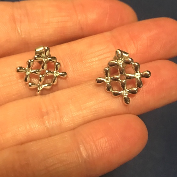 Jewelry - Pretty Silver Earrings 💞 MUST BUNDLE